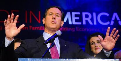 Rick Santorum se dirige a sus partidarios de Michigan.