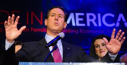 Rick Santorum se dirige a sus partidarios de Michigan.