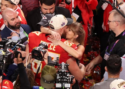 Taylor Swift besa a Travis Kelce tras el triunfo.