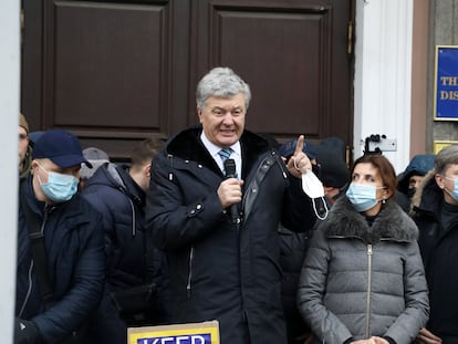 Petro Poroshenko a las puertas del Tribunal del distrito de Kiev, este lunes.