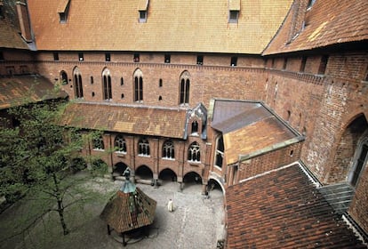 Hicieron falta infinidad de ladrillos rojos para levantar la mayor fortaleza medieval de Europa (zamek.malbork.pl). Está a 30 kilómetros al sureste de Gdansk y es impresionante por dentro y por fuera. Declarada patrimonio mundial, es un ejemplo clásico de fortaleza medieval, construida en el siglo XIII por los Caballeros Teutones; fue su cuartel general durante un siglo y medio. Ayudaban a su seguridad sus tres anillos de murallas defensivas, reforzados con torres y mazmorras. La fortaleza se puede visitar en una excursión de un día desde Gdansk, que no en Malbork no hay mucho más que ver, salvo la estación de trenes: ha recuperado su antiguo esplendor, con revestimientos de madera, techos repujados, arcos neogóticos y decoración pseudomedieval.