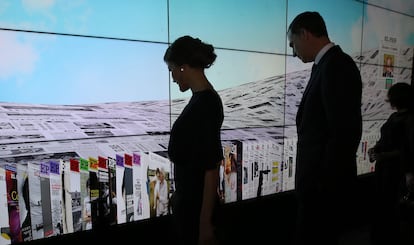 Los reyes Felipe y Letizia observan el estand interactivo de las portadas de EL PAÍS, en la exposición que conmemora el 40º aniversario del diario, en el trascurso de la gala de entrega de los Premios Ortega y Gasset 2016, el 5 de mayo de 2016.
