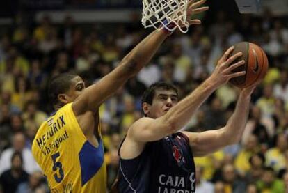 El jugador de Caja Laboral Stanko Barac (derecha) y el del Maccabi Richard Hendrix durante el partido de la Euroliga de Baloncesto en Tel Aviv.