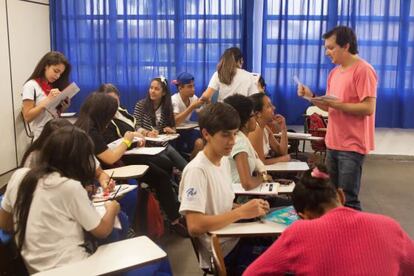 Alumnos dando aulas de español en Brasil