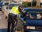 GRAF290. MANACOR, 29/10/2020.- Patrullas de la Policia Nacional y Municipal controlan hoy las entradas y salidas de Manacor, tras entrar el vigor el confinamiento de la ciudad desde la medianoche de ayer para frenar la propagaci�n de la pandemia en el municipio. EFE/CATI CLADERA