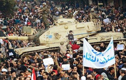 Los manifestantes se congregan alrededor de un tanque del ejército durante una masiva protesta convocada por el movimiento opositor en la plaza Tahrir (plaza de la Liberación), para exigir la dimisión del presidente Hosni Mubarak, en El Cairo.