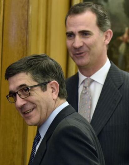 El Rey Felipe VI, junto a Patxi López.