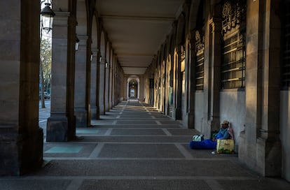 Un indigente en Barcelona durante el confinamiento por la Covid-19.