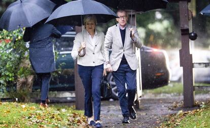 Theresa May y su esposo, Philip, llegan a una iglesia en Maidenhead este domingo.
