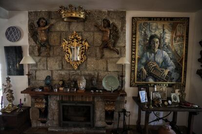 Salón de la casa de Peña, donde se encuentran las piezas que ha comprado o que le han regalado amigos, muchos de ellos artistas y escritores.