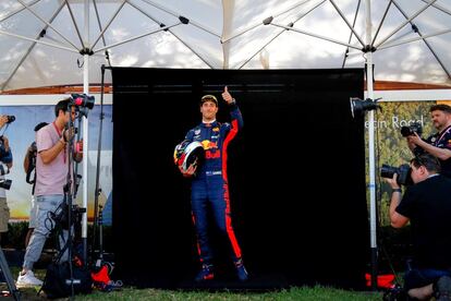 El piloto Australiano de Fórmula Uno Daniel Ricciardo, Red Bull, posa para los fotógrafos en el circuito Albert Park en Melbourne (Australia), el 22 de marzo de 2018.