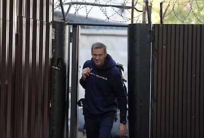 Navalni, a su salida de un centro de detención tras haber sido encarcelado durante 30 días por convocar una protesta no autorizada en Moscú, el 23 de agosto de 2019. 
