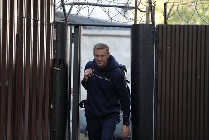 Navalni, a su salida de un centro de detención tras haber sido encarcelado durante 30 días por convocar una protesta no autorizada en Moscú, el 23 de agosto de 2019.