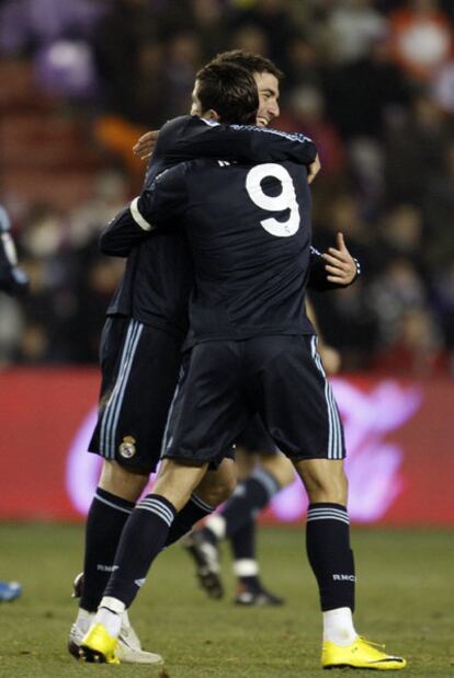 Higuaín y Cristiano Ronaldo se abrazan tras uno de los tres tantos del argentino.