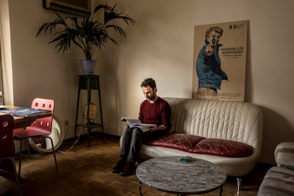 Luis López Carrasco hojea en su piso notas de su guion para 'El año del descubrimiento'.