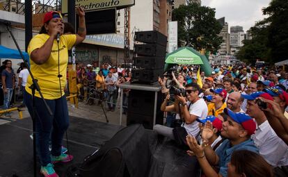 Yuraima Rondon habla en el acto de recolección de firmas para revocar el mandato de Nicolás Maduro.