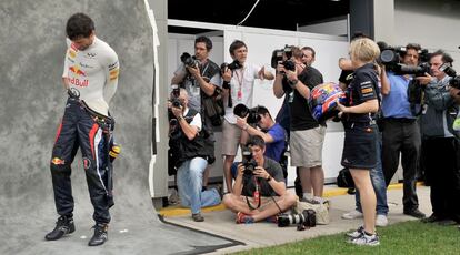 El piloto de Red Bull se pone el mono para la foto oficial.