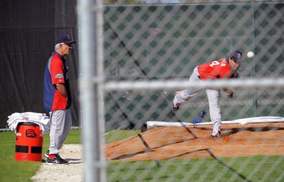 El entrenador de los Red Sox de Boston, Bobby Valentine (der.), observa cómo el pitcher Vicente Padilla se entrena en Florida.