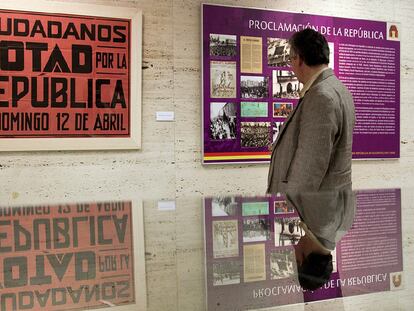 Paneles de la exposición sobre la República en el MUA de Alicante.
