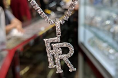 Uno de los encargos más habituales en Popular Jewelry: colgante con iniciales en oro blanco y diamantes.