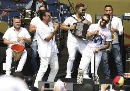 Actuación conjunta de los colombianos Silvestre Dangond,a la izquierda, y Maluma, durante el 'Venezuela Aid Live'.