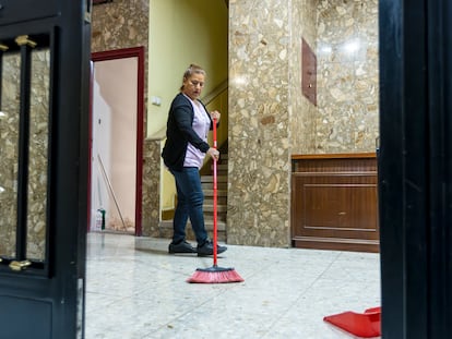 Gladys Quezada, mientras limpiaba este viernes un portal de Madrid.
