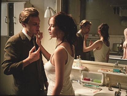 Michael Pitt y Eva Green, en una imagen de <i>Soñadores</i>.