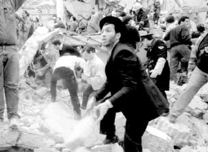 Un judío ortodoxo ayuda a retirar escombros tras el atentado contra la AMIA, el 18 de julio de 1994.