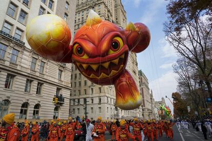 El globo 'Skylanders Eruptor' pasa junto al Hotel Internacional Trump durante el desfile.