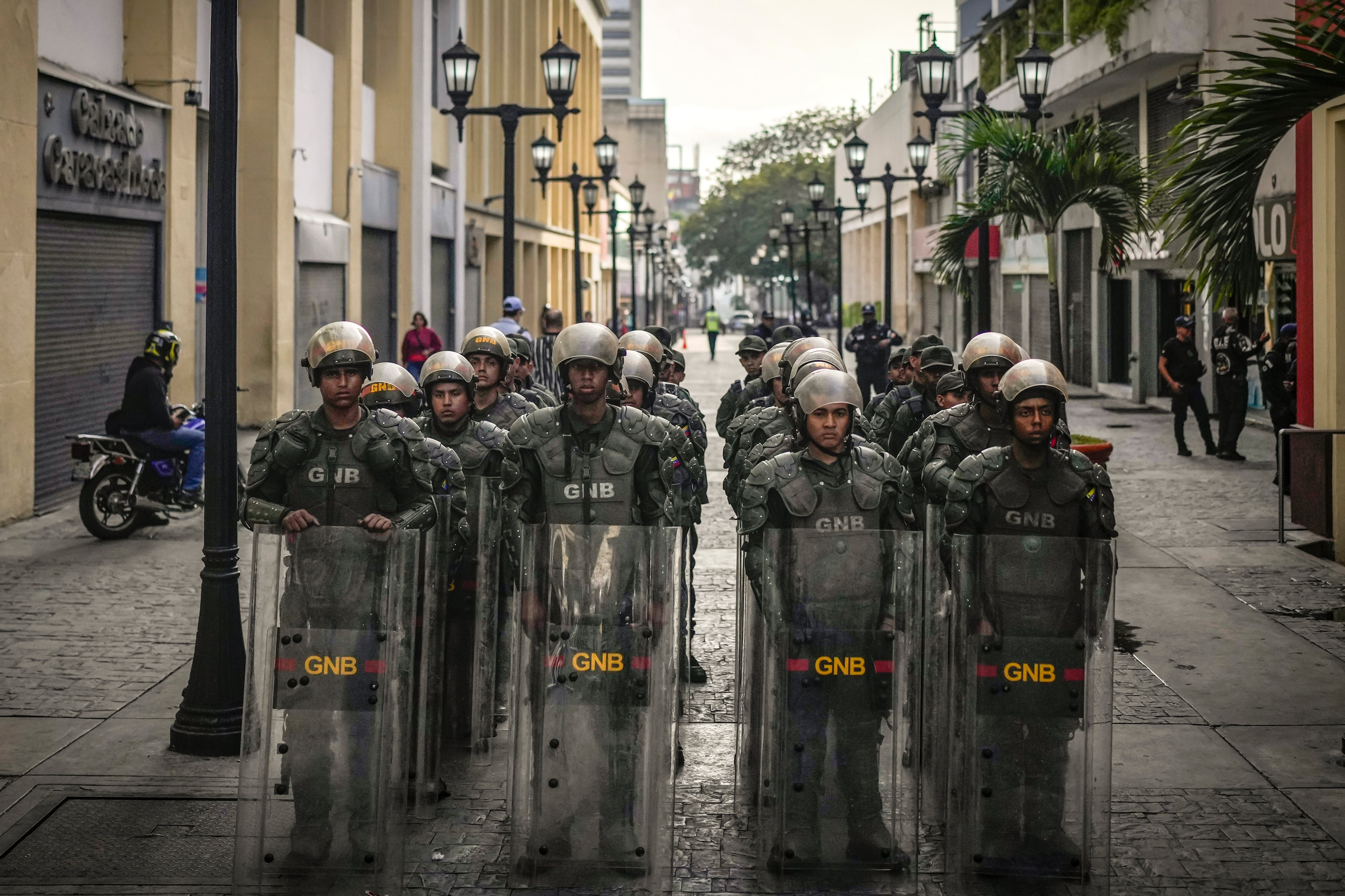 El chavismo redobla la presencia policial y militar en las calles de Caracas