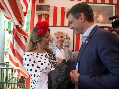 La Presidenta de Andalucía, Susana Díaz, junto al líder del PSOE, Pedro Sánchez en la feria de Sevilla.
