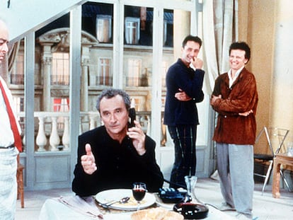 En primer plano, Jacques Villeret (de pie) y Daniel Prévost, en <i>La cena de los idiotas,</i> de Francis Veber.