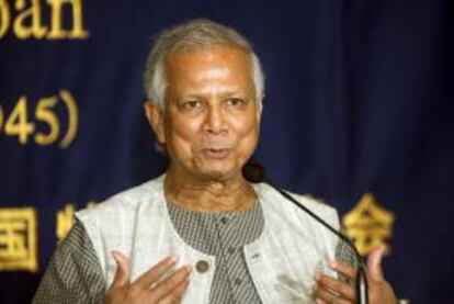 El Nobel de la Paz 2006, el bengalí Mohamed Yunus, fundador de Grameen Bank, que otorga microcréditos a personas de escasos recursos, hoy durante una rueda de prensa en Tokio (Japón).