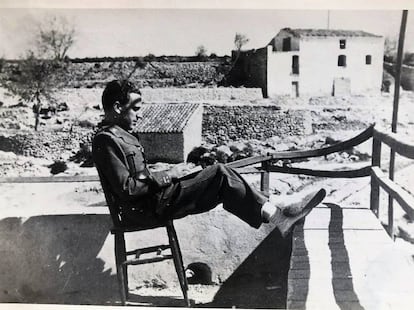 Gustavo Durán leyendo durante la guerra.