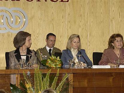 De izquierda a derecha, la reina Sofía; la secretaria de Estado, Amparo Valcarce, y la directora general de RTVE, Carmen Caffarel.