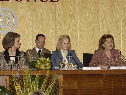 De izquierda a derecha, la reina Sofía; la secretaria de Estado, Amparo Valcarce, y la directora general de RTVE, Carmen Caffarel.