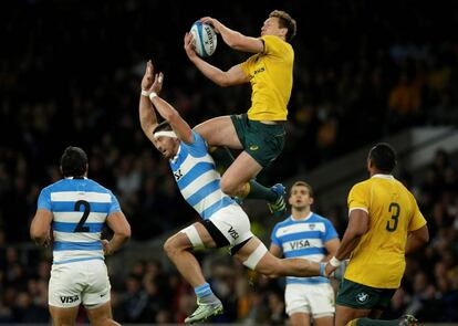 El jugador de la selección Argentina, Javier Ortega recibe un rodillazo del jugador australiano, Dane Haylett-Petty, durante su participación en el Campeonato de Rugby celebrado en el estadio Twickenham en Londres.