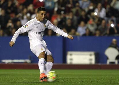 Cristiano marca desde el punto de penalti.