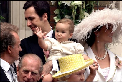 Su carácter espontáneo se manifestó desde su infancia. En la fotografía, con un año, en brazos de su padre, Jaime de Marichalar y junto a su madre, Elena de Borbón, sus abuelos, entonces reyes de España y los monarcas británicos. La imagen corresponde a la boda de Alexia de Grecia y Carlos Morales, celebrada en Londres en julio de 1999.