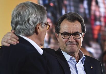 Artur Mas (d) consuela a Xavier Trias ayer, tras reconcer &eacute;ste la derrota. 