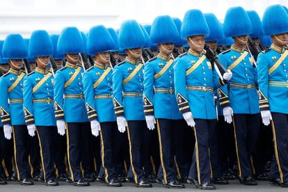 Guardas reales participan en la ceremonia de cremación del rey Bhumibol Adulyadej.