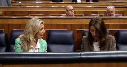 Las ministras Yolanda Díaz y Pilar Llop, este jueves en el Congreso. 