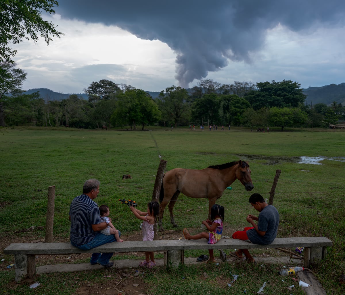El pozo fue sellado, pero las comunidades siguen respirando la emergencia