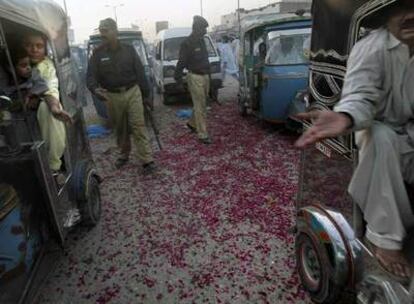 La policía restablece el tráfico en una calle de Karachi tras una manifestación contra el estado de excepción.