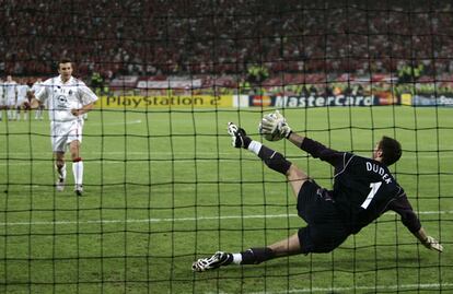 Jerzy Dudek, el portero del Liverpool, detiene un penalty a Shevchenko en la final de la Champions de 2005. Fue un partido que se recordará por la remontada del conjunto inglés, que logró igualar un 0-3 adverso.