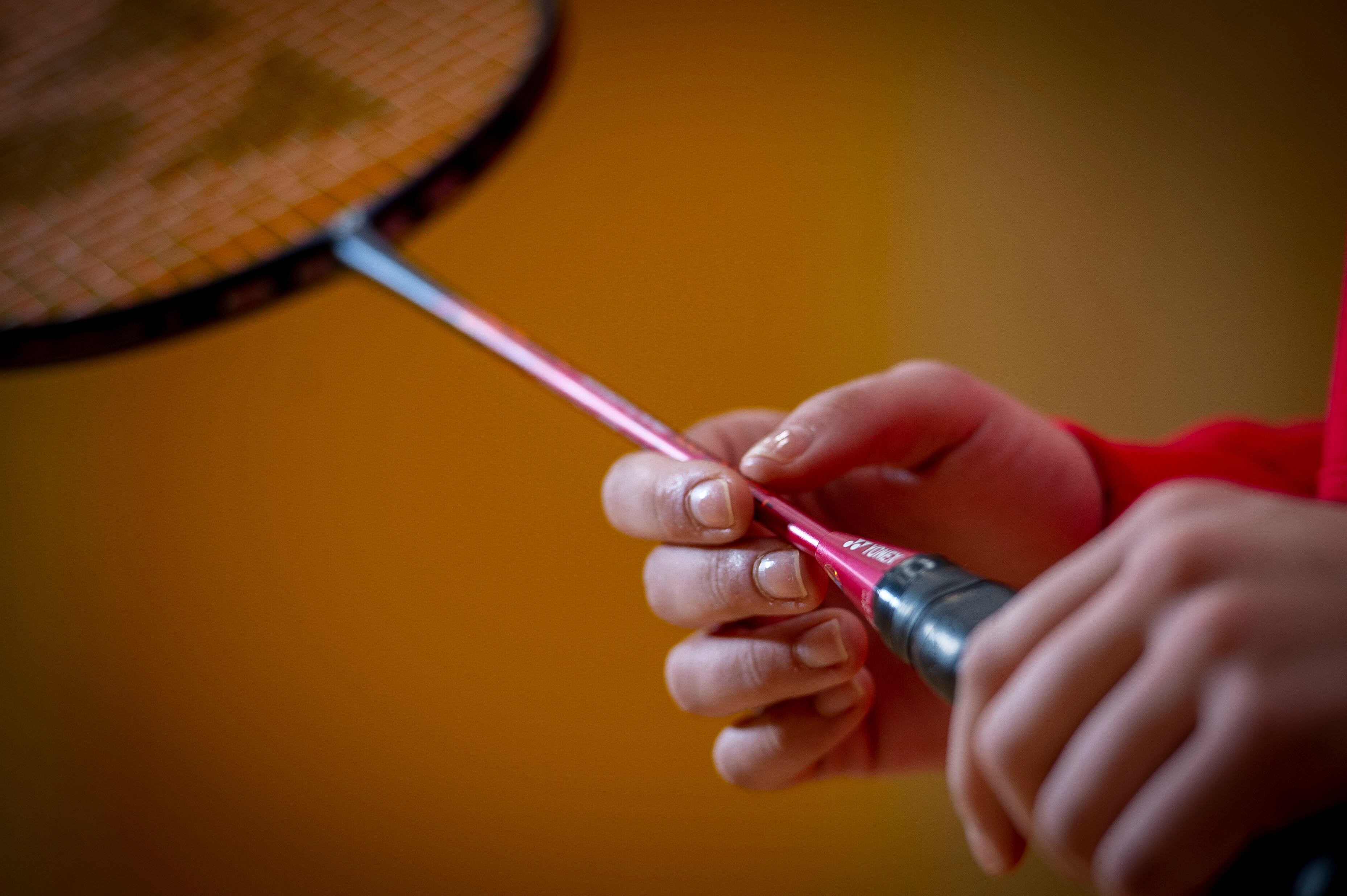 Detalle de las manos de Carolina Marín con una raqueta.