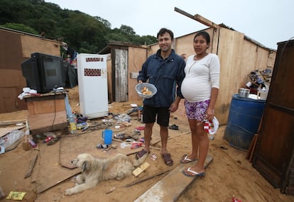 Lino Villasboa posa junto a su esposa embarazada de ocho meses. Vivían en el campo pero hace seis años se trasladaron a la ciudad en busca de oportunidades de empleo. Él trabaja de manera informal como albañil.