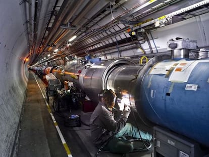 Reparación en el acelerador LHC tras la avería de septiembre de 2008.