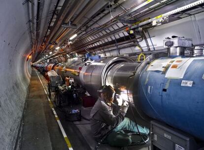 Reparación en el acelerador LHC tras la avería de septiembre de 2008.