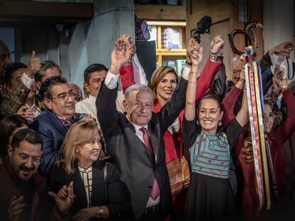 López Obrador entrega el bastón de mando a Claudia Sheinbaum, el 7 de septiembre en Ciudad de México.